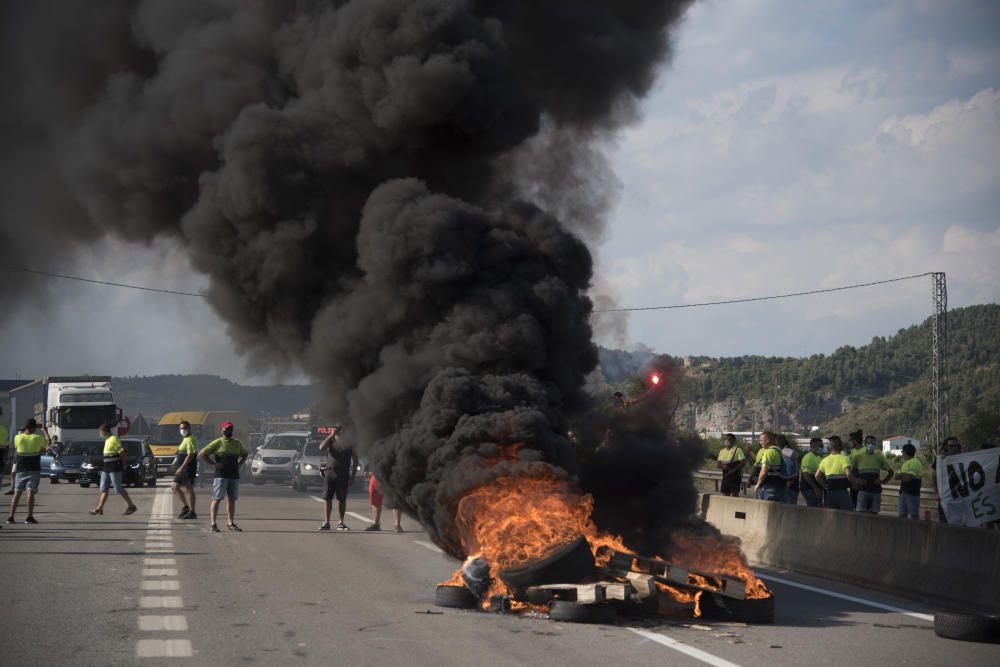 Els treballadors de Montajes Rus cremen pneumàtics i tallen la C-16