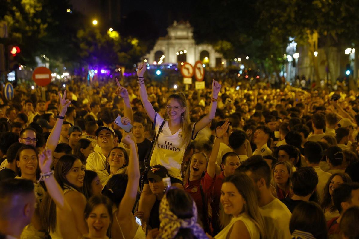 Miles de seguidores del Real Madrid desatan en Cibeles su euforia por la decimocuarta