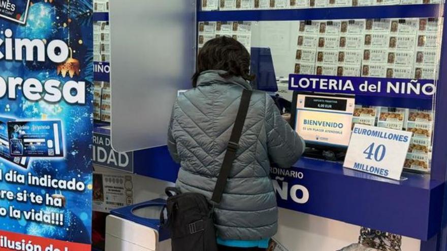 Una clienta en la administración de loterías número 2 de Llanes.