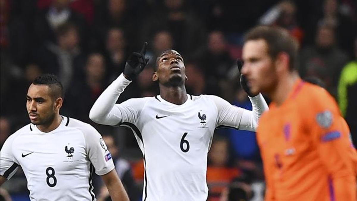 Pogba celebra el gol que le dio los tres puntos a Francia en Amsterdam