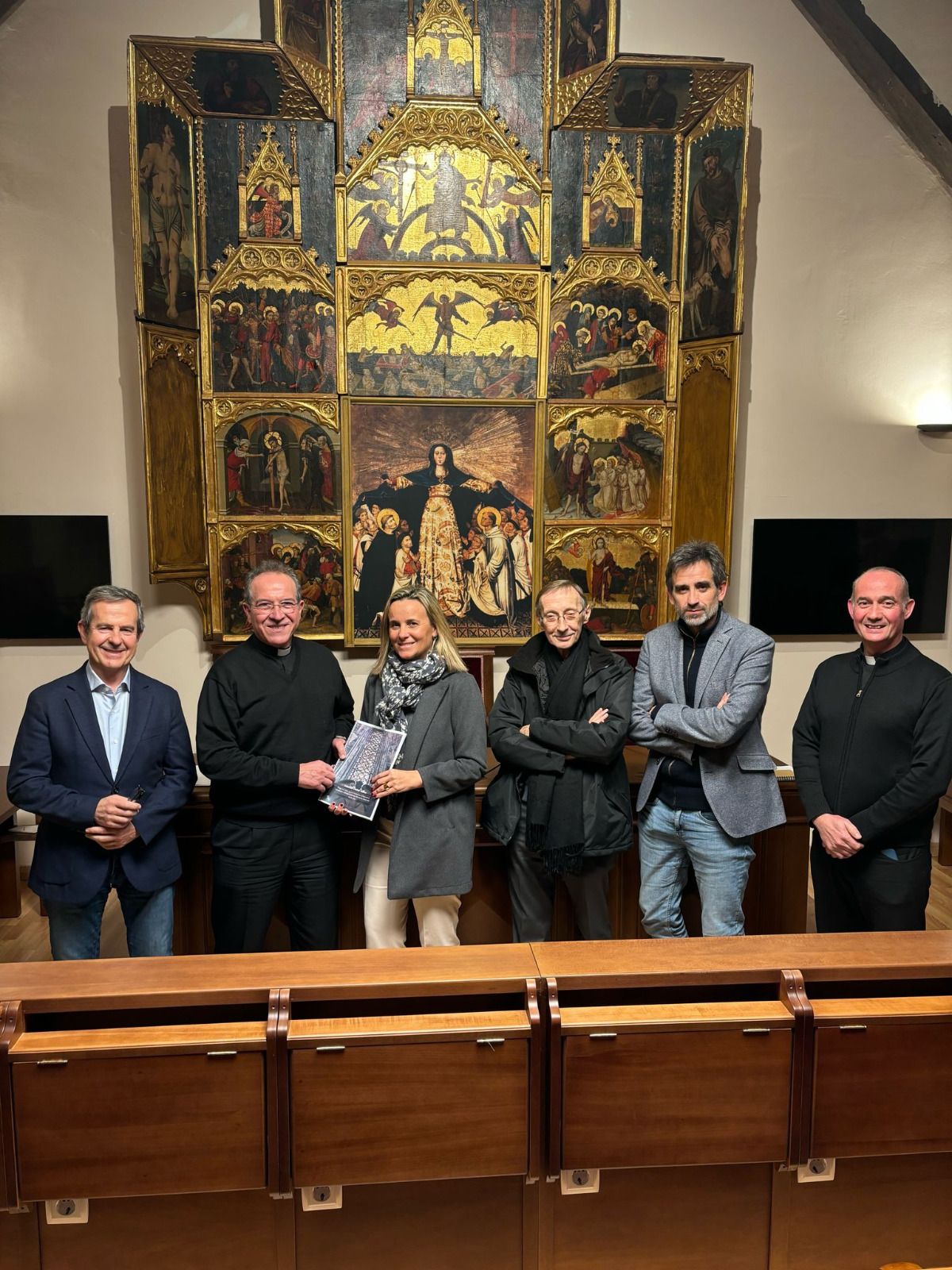 Llobet en la entrega a los responsables del cabildo del estudio para mejorar las visitas al Santo Cáliz