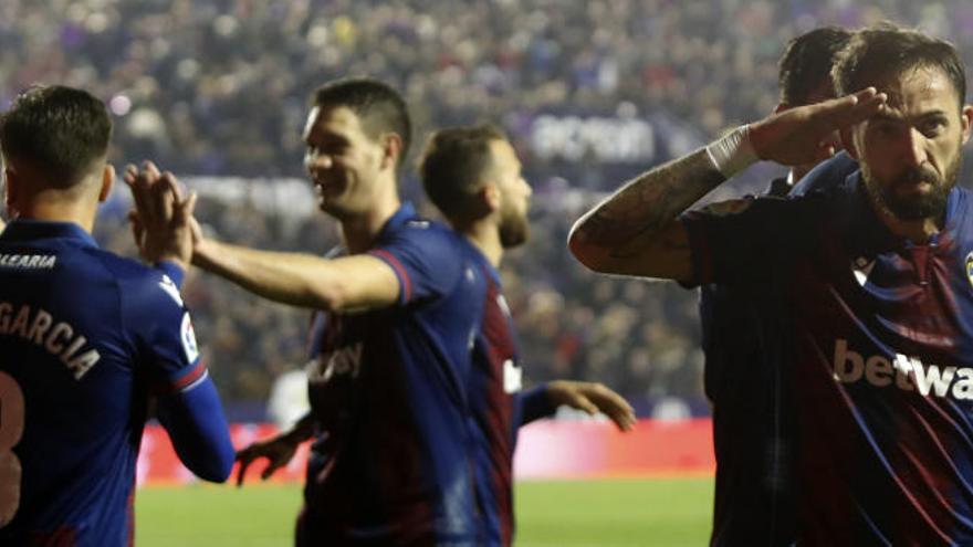 Los jugadores del Levate celebran el golazo de Morales.