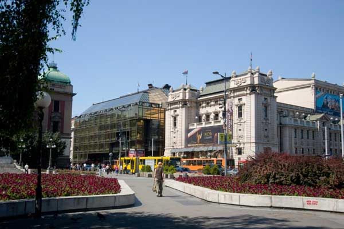El Teatro Nacional de Serbia se encuentra en la Plaza de la República de Belgrado.