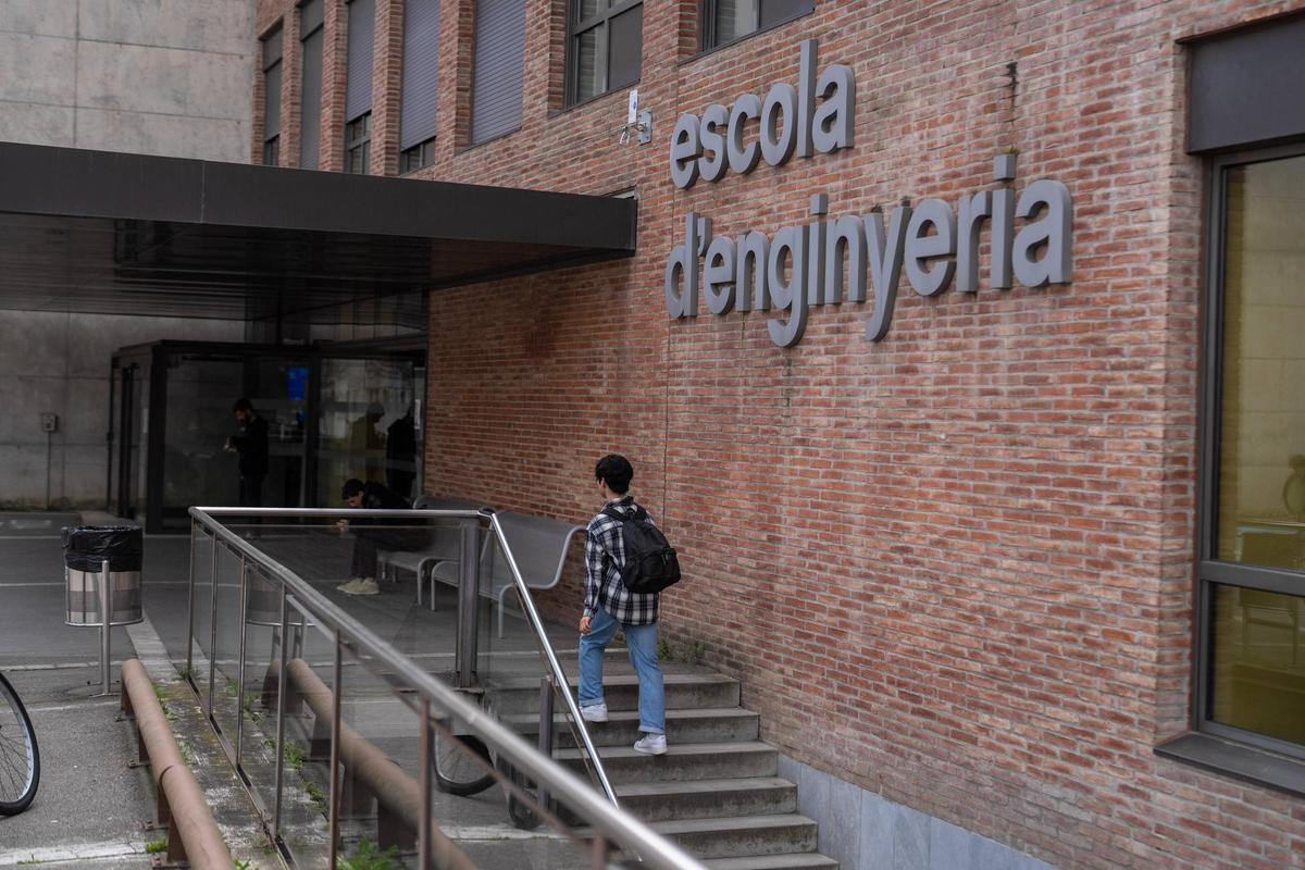 Un alumno universitario, en el campus.