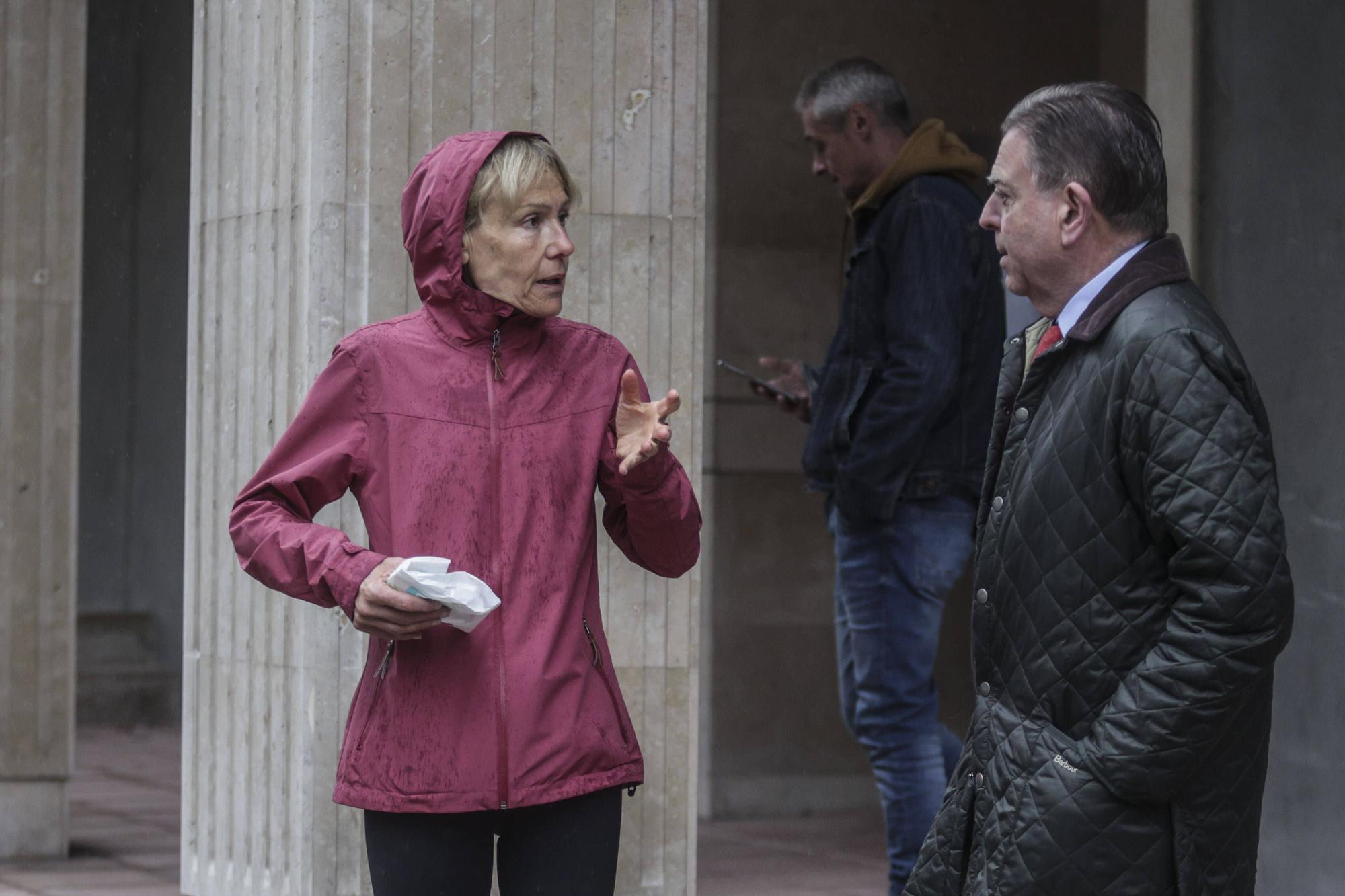 En imágenes: Conmoción en el ovetense barrio de La Ería por la muerte de dos gemelas de 12 años