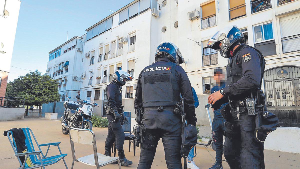 Varios agentes de la Policía Nacional conversan con unos jóvenes durante un servicio.