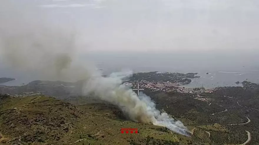 Controlat l'incendi que ha deixat incomunicat Cadaqués
