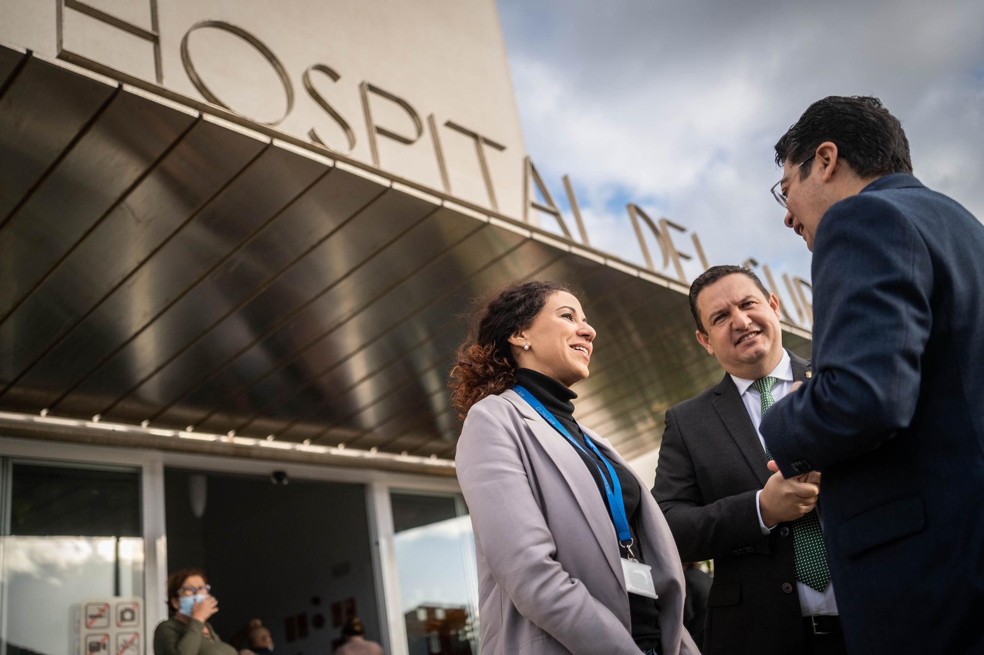 Torres y Martín visitan al Hospital del Sur