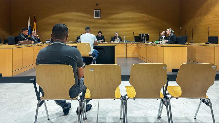 Los acusados José 'el Negro' y su hijo Kilian, de espaldas, en la vista celebrada este martes.