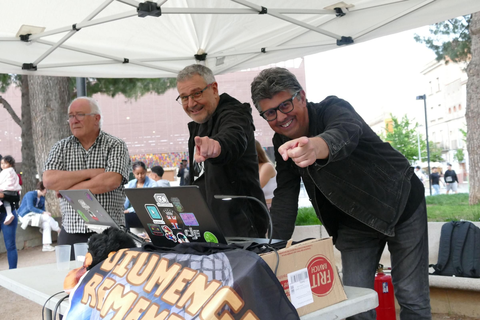 Radio Cassette Night fa moure l'esquelet a desenes de persones per tancar les Fires de l'1 de maig