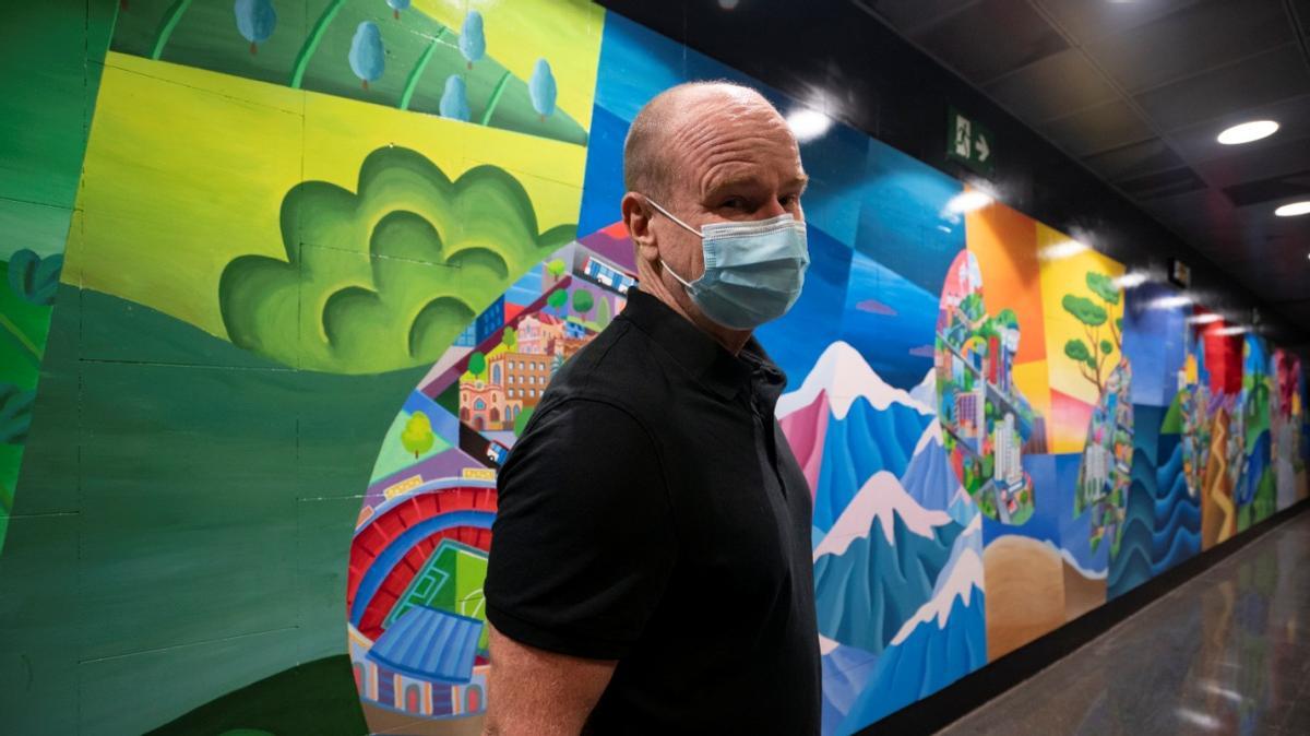 Philip Stanton junto al mural 'Los colores del agradecimiento'.