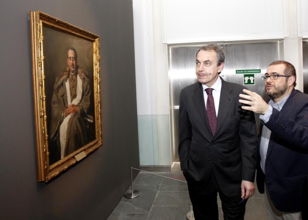 Zapatero y Puig visitan la exposición sobre la República en el MUVIN