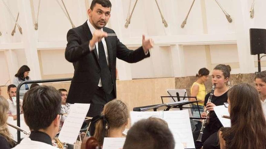 Francisco Fernández dirige a la Banda Infantil Artística de Merza.