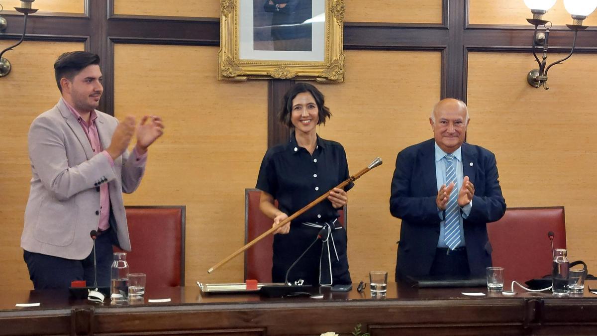 Núria Parlon (PSC), con Miguel Jurado (PP) a su izquierda, recoge la vara de mando como alcaldesa para el mandato 2023-2027.