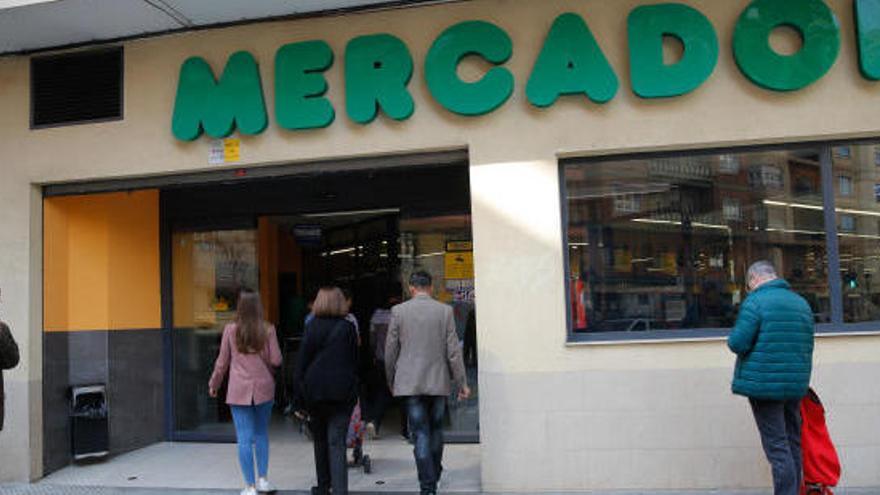 Mercadona hace obligatorio el uso de guantes en sus tiendas desde el lunes