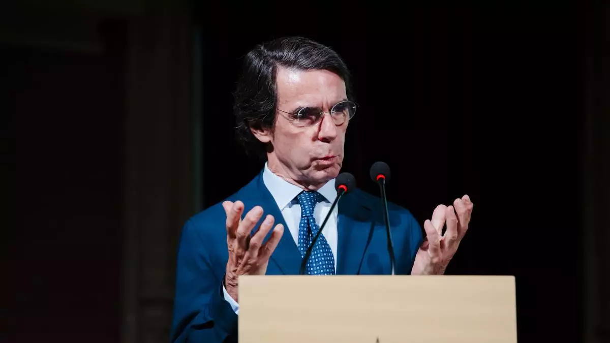Aznar avisa a Feijóo de que hay que entusiasmar "a los propios" y no solo "atizar" a Sánchez