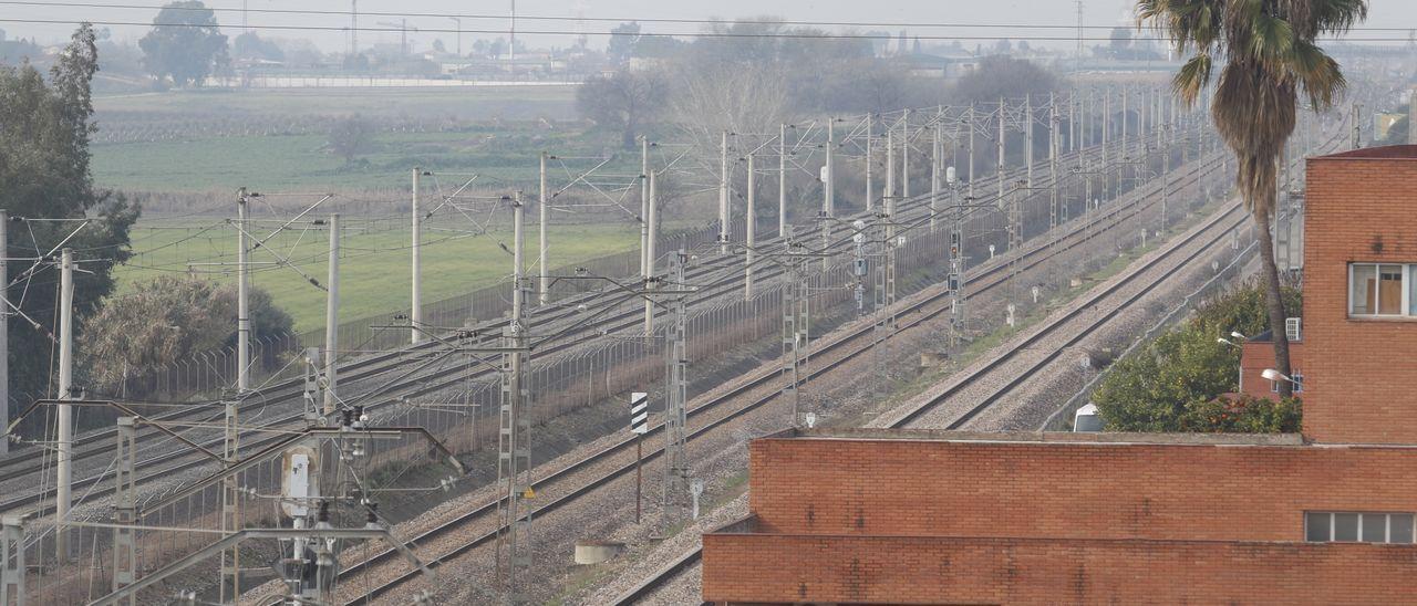 Imagen de las vías del tren en El Higuerón. / AJ GONZALEZ