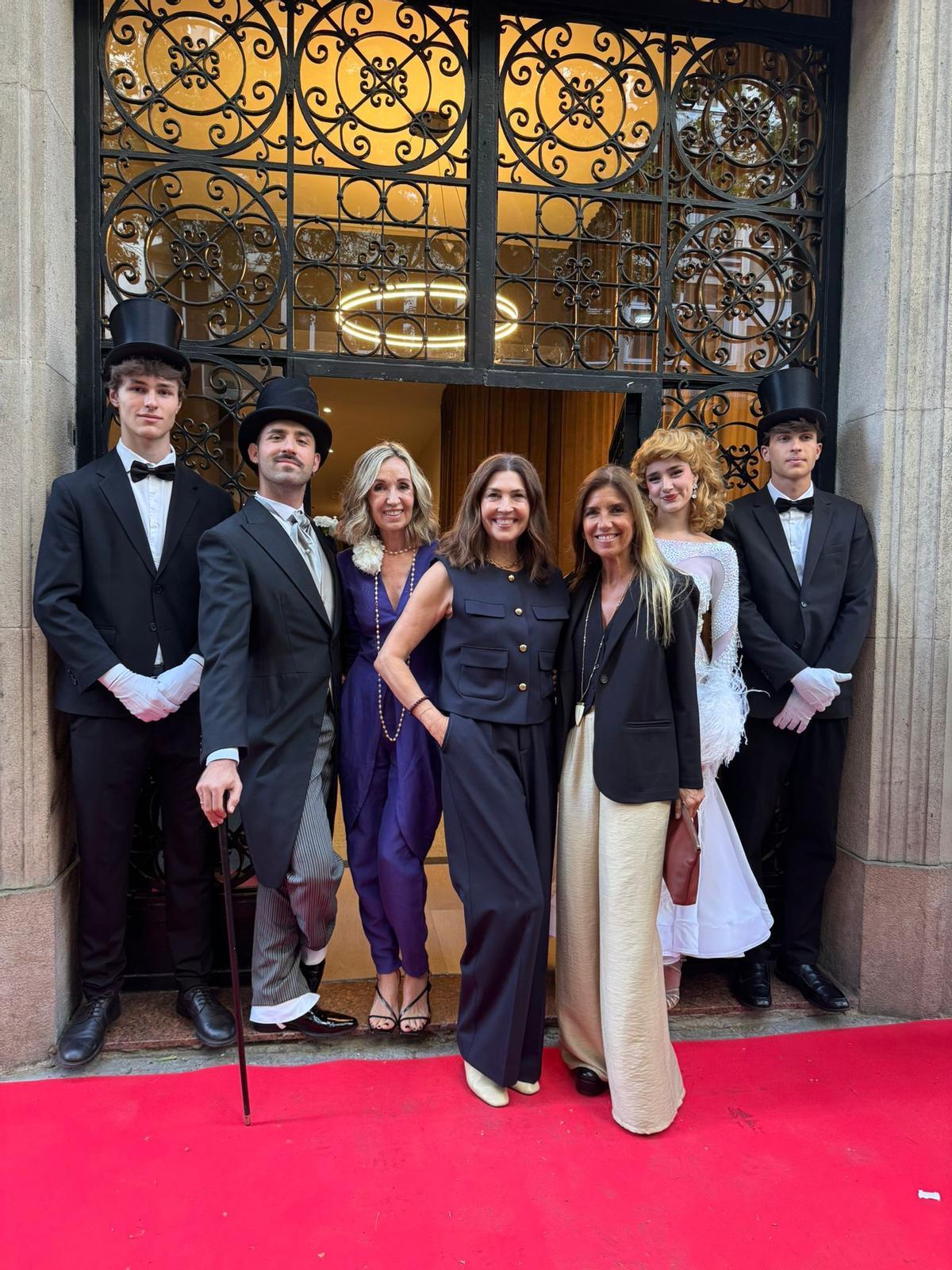 Maika Jauregui junto a Ana Fernández y Reyes Torres en la puerta de la Fred Astaire Dance Studios