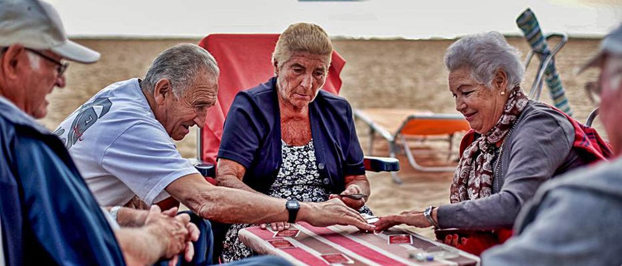 Un grupo de jubilados juega a cartas en Benidorm. | DAVID REVENGA