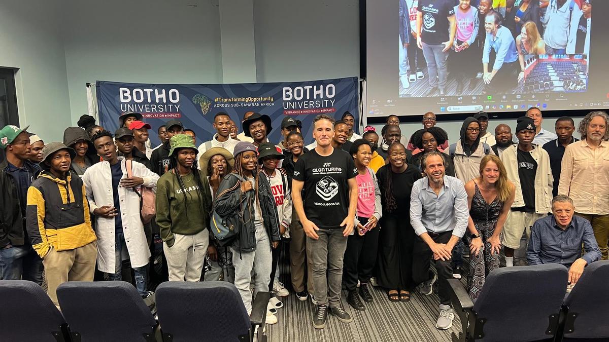El malagueño Sergio Banderas y el resto de profesores españoles, con alumnos de la Universidad de Botsuana, en África.