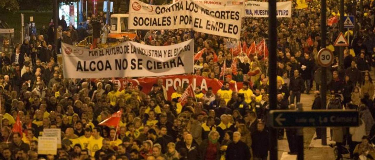 Participantes en la manifestación del pasado año contra el cierre de la planta de Alcoa en Avilés.