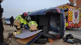 Rescatan a una joven atrapada tras volcar su coche en Abarán