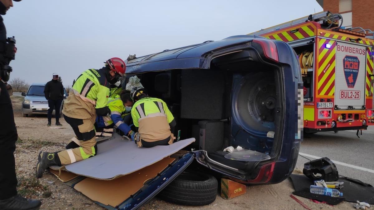 Los bomberos han tenido que rescatar a la mujer del interior de su vehículo.