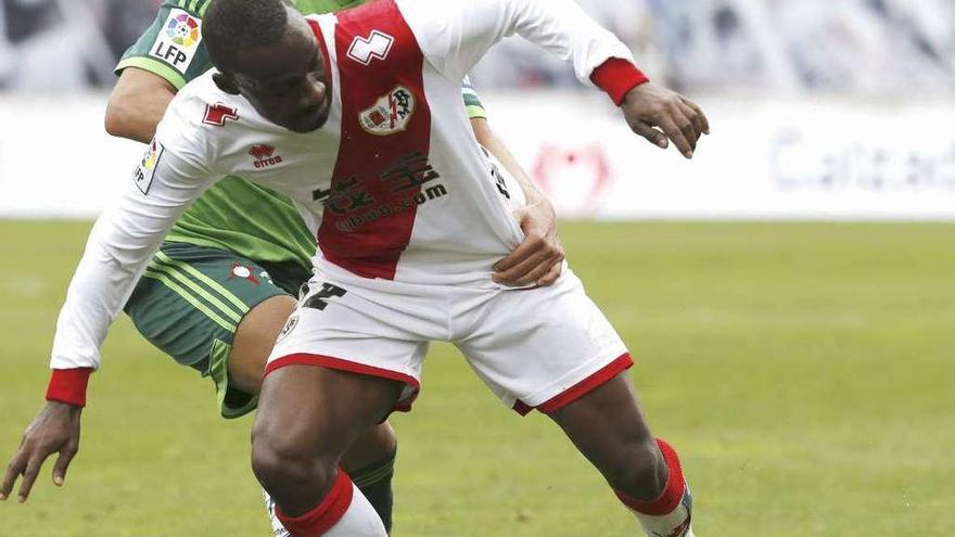 Kakuta, con la camiseta del Rayo, recibe una falta de Cabral en un partido contra el Celta.