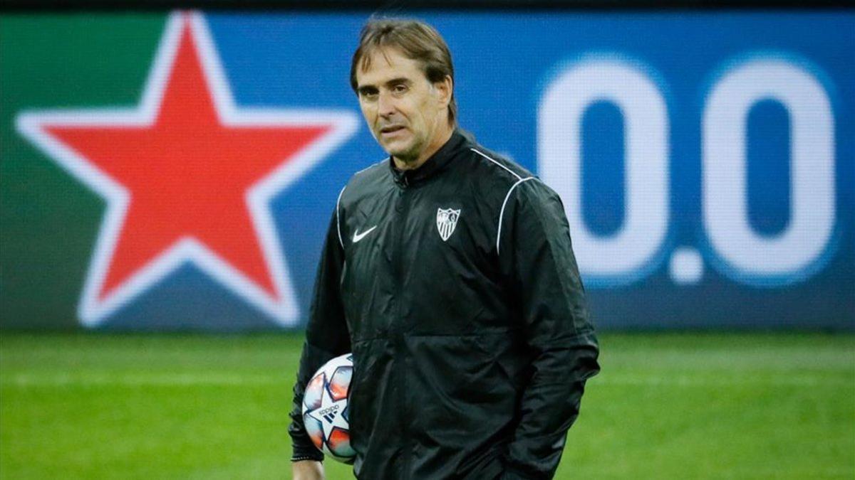 El entrenador en jefe Julen Lopetegui del FC Sevilla asiste a una sesión de entrenamiento en Krasnodar, Rusia