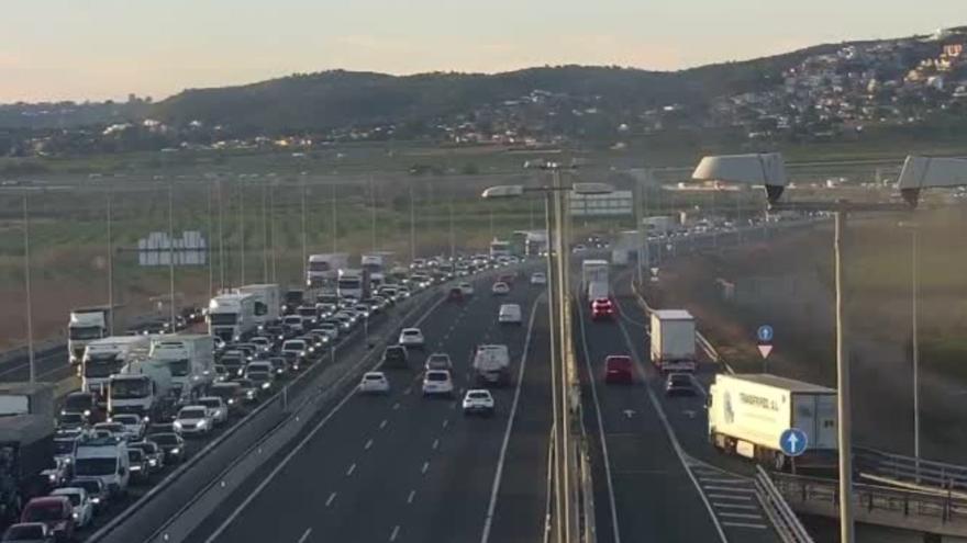 Un accidente en la Canyada congestiona el tráfico en Valencia