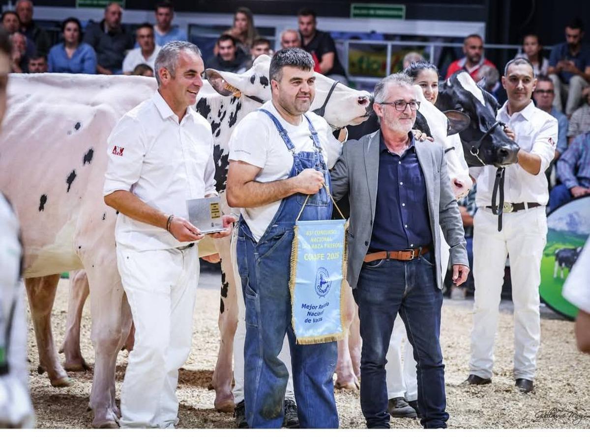 Jairo Álvarez recogiendo el premio a Mejor Rebaño en Gijón.