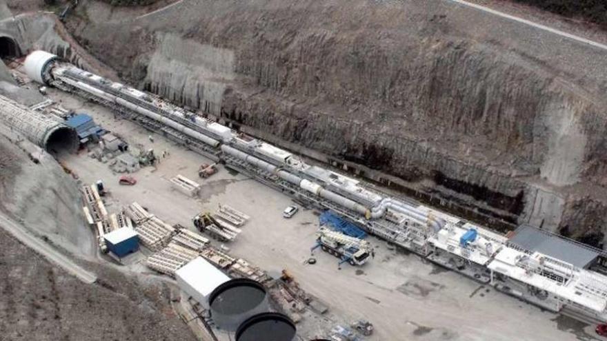 Obras de perforación en el Túnel de Bolaños, Ourense. // FdV