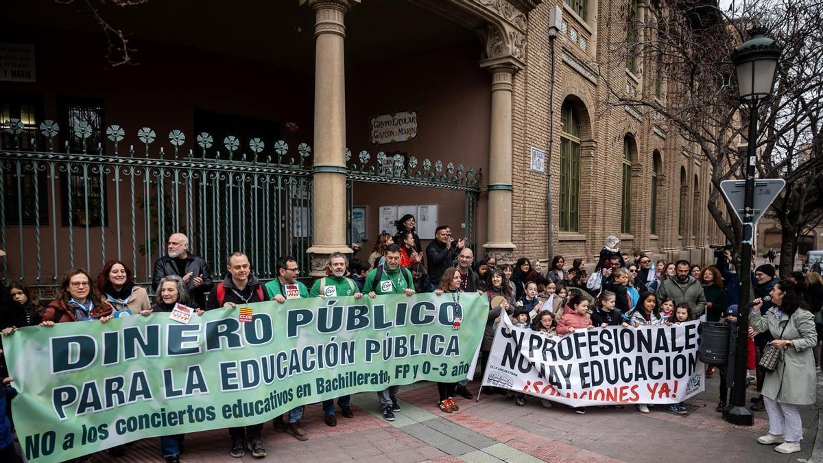 Concentración a las puertas del colegio Gascón y Marín de Zaragoza en defensa de la escuela pública.