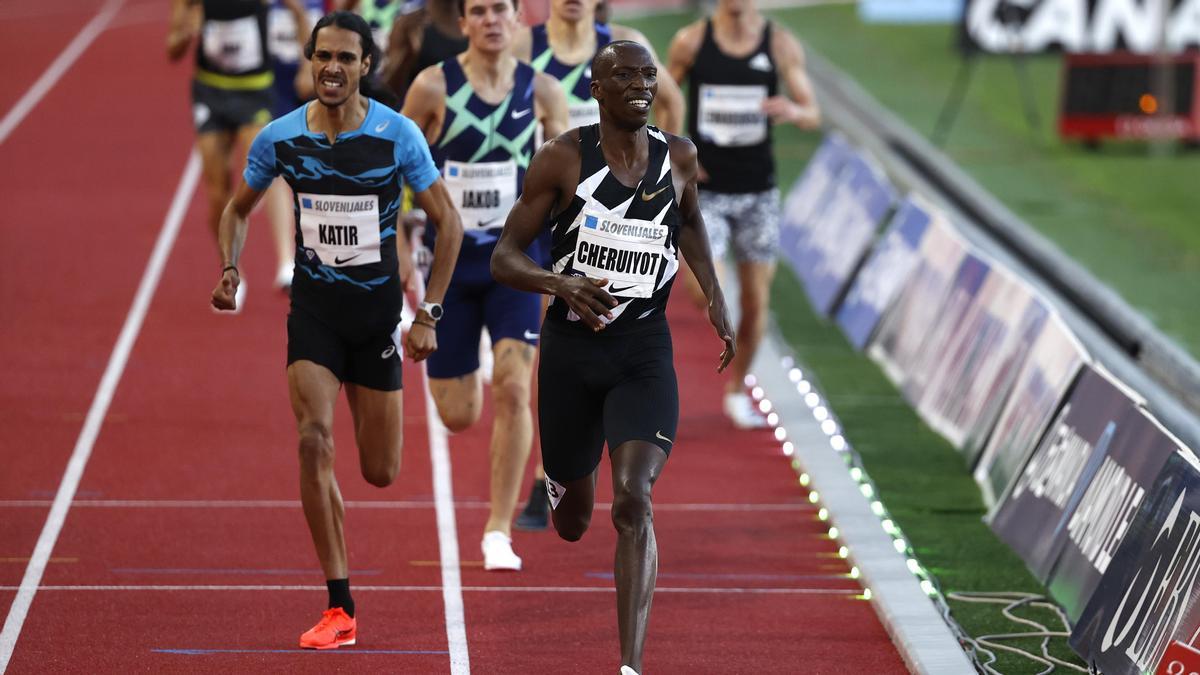 Mohamed Katir entrando por la línea de meta tras Timothy Cheruiyot