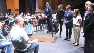 La alcaldesa garantiza a los músicos de la Sinfónica el arreglo del Palacio de la Ópera
