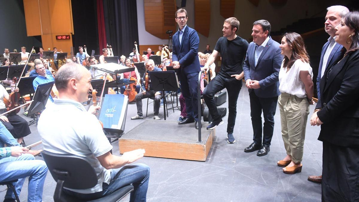 La alcaldesa de A Coruña y el presidente de la Diputación acuden a un ensayo de la Orquesta Sinfónica de Galicia