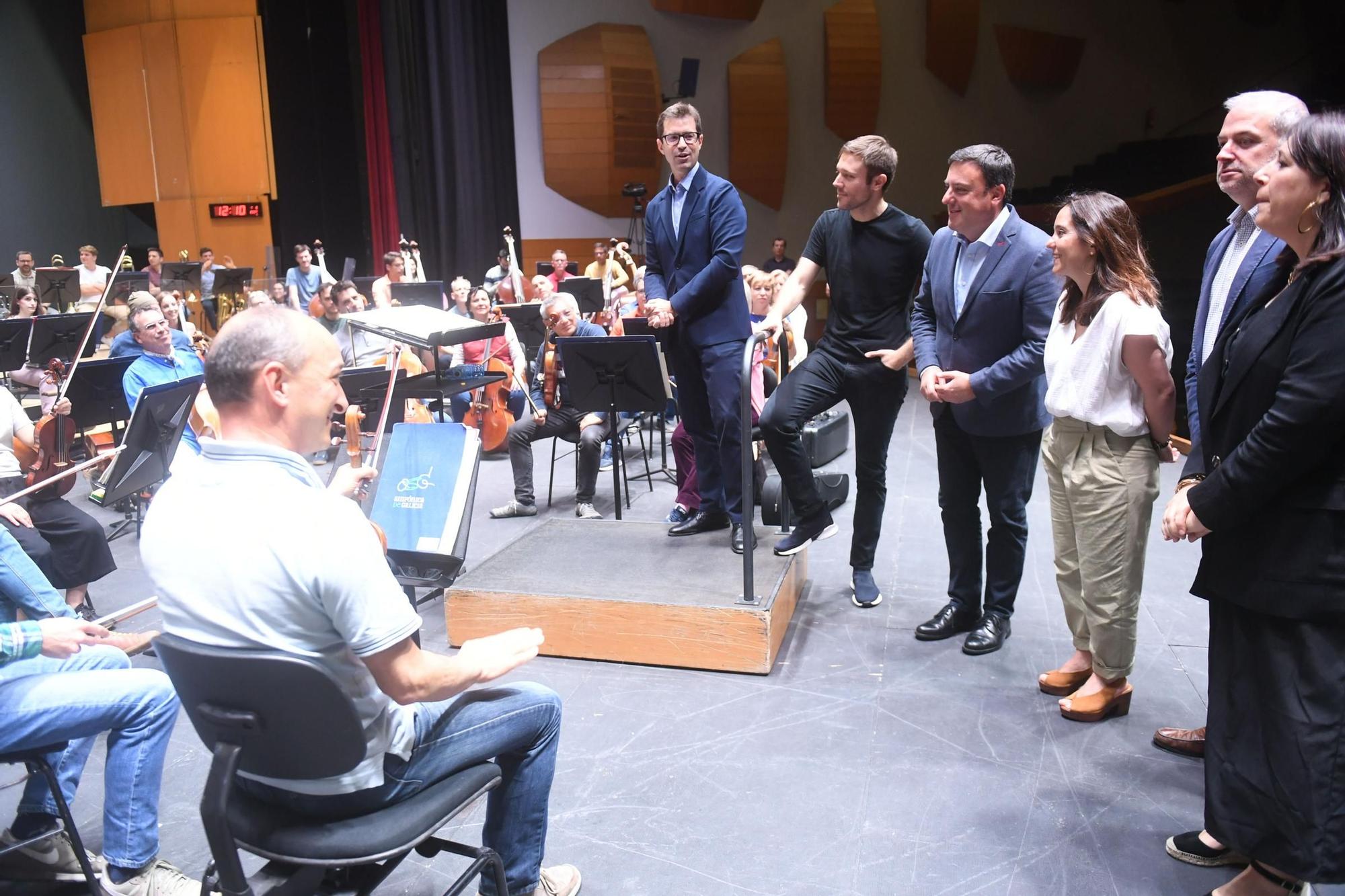 La alcaldesa de A Coruña y el presidente de la Diputación acuden a un ensayo de la Orquesta Sinfónica de Galicia