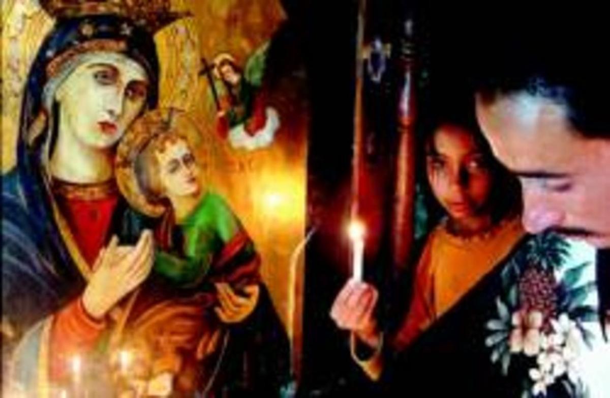 Devoció mariana Fidels davant d’una icona de la Verge Maria a Gebel al-Teir. Devoció mariana Fidels davant d’una icona de la Verge Maria a Gebel al-Teir.