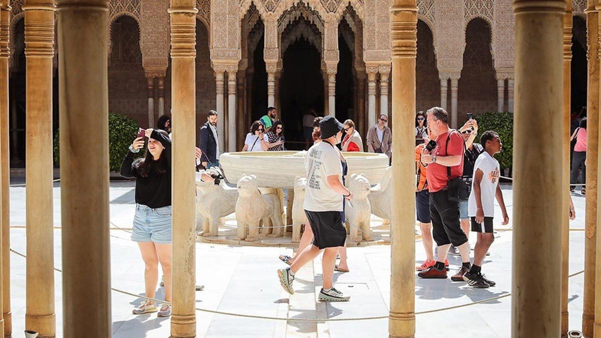 Turistas en la Alhambra de Granada, en imagen de archivo