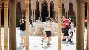 Archivo - Turistas en la Alhambra de Granada, en imagen de archivo