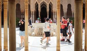 Archivo - Turistas en la Alhambra de Granada, en imagen de archivo