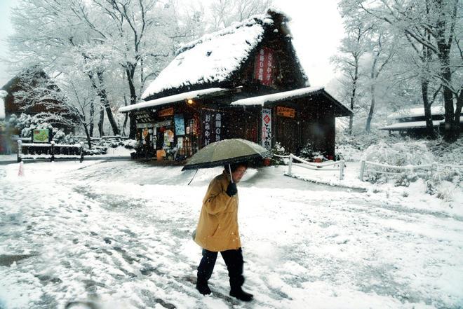 Casa tradicional gassho-zukuri bajo la nevada en la aldea de Shirakawa-go.