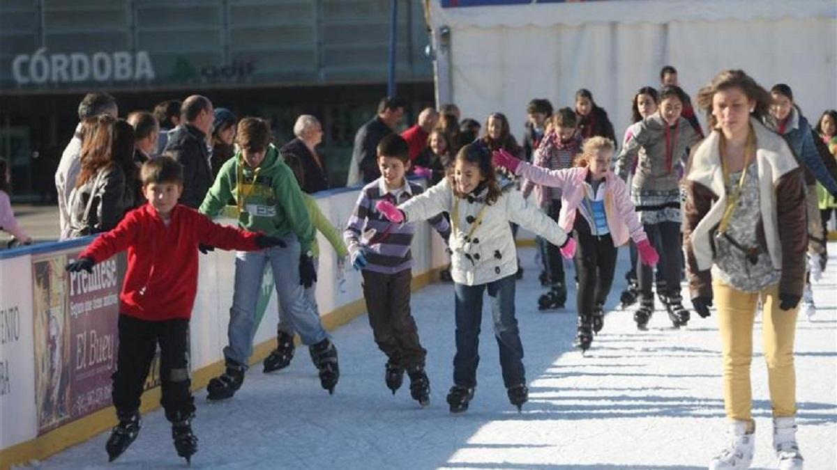 Pista de patinaje sobre hielo en la plaza de las Tres Culturas, junto a la estación de trenes, en unas navidades pasadas en Córdoba.