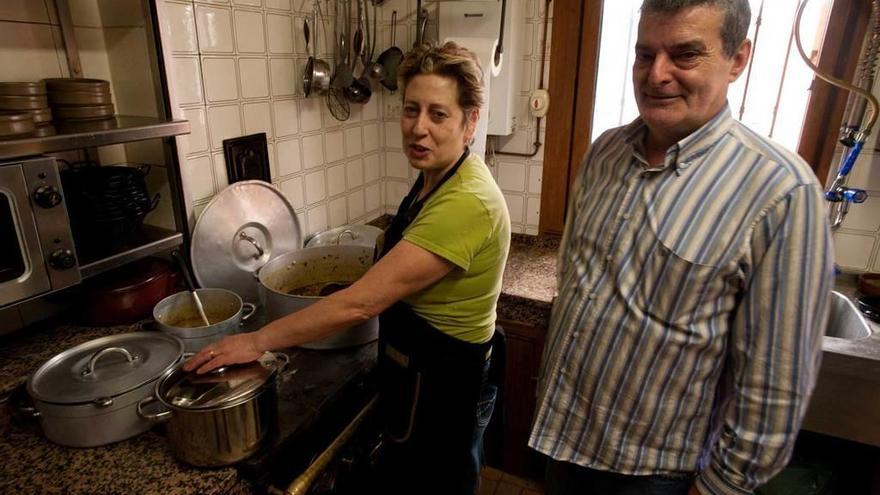 La guisandera Isabel Alonso y Poldo Rodríguez, en la cocina de su restaurante en Illas.