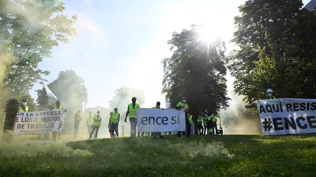 Trabajadores de Ence y auxiliares cortan el tráfico en los accesos a Pontevedra