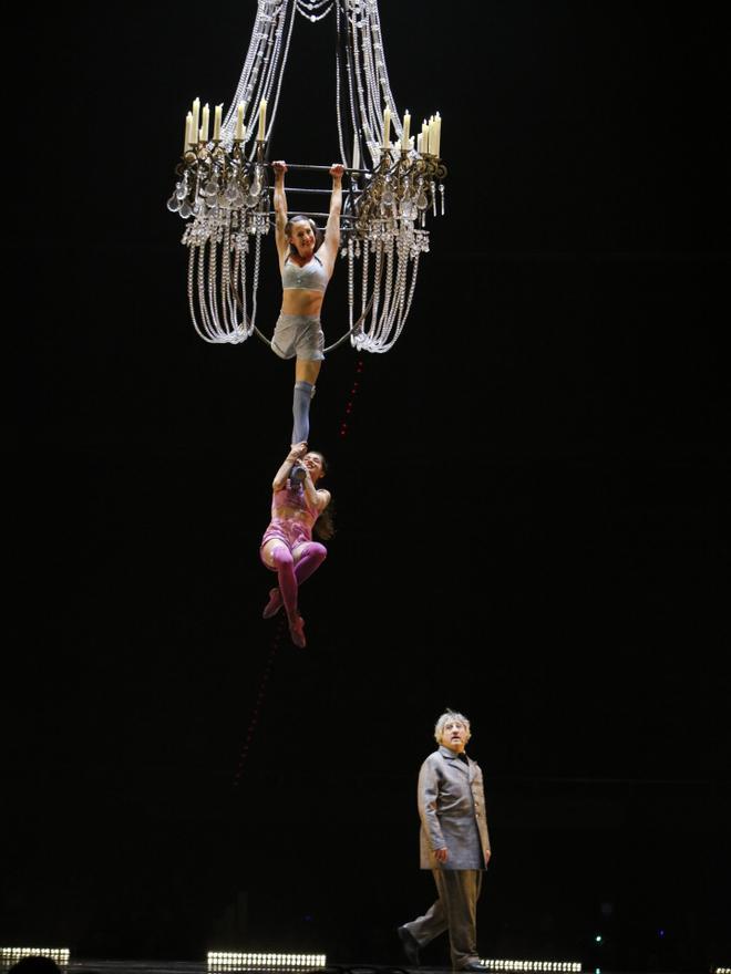 Die Aufführung der Vorstellung Corteo des Cirque du Soleil im Velodrome von Palma