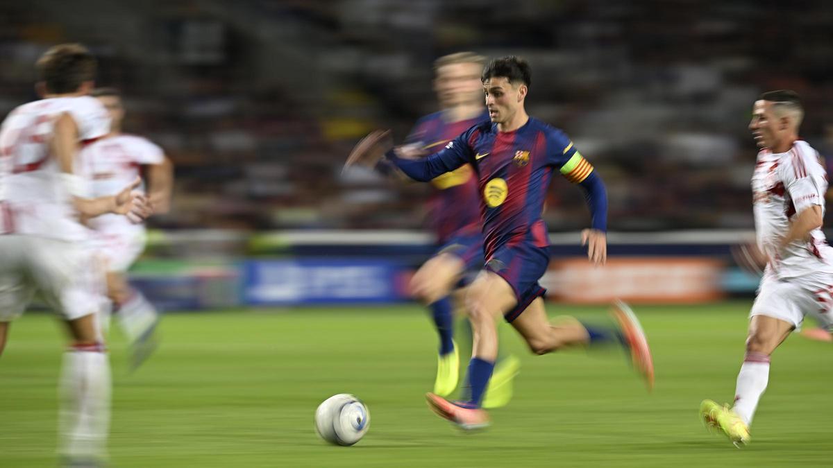 Pedri, en plena acción en el partido ante el Olympiacos.