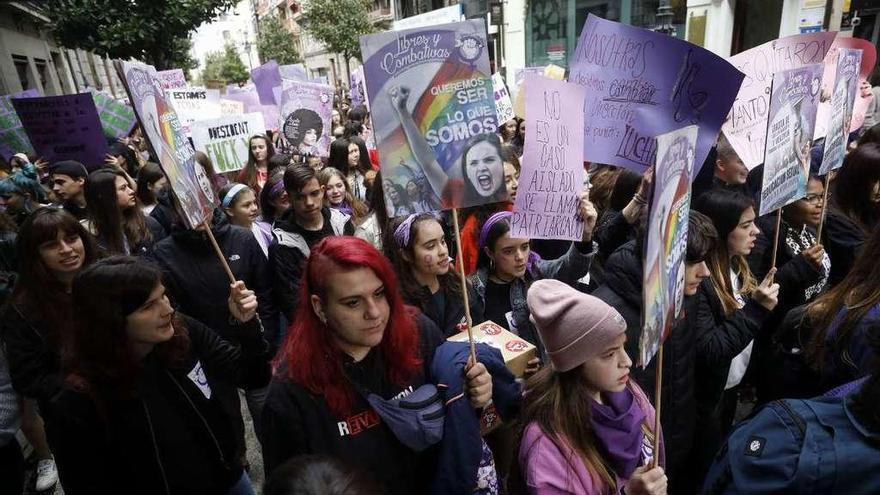 Estudiantes en la manifestación, ayer, camino al Ayuntamiento de Oviedo.