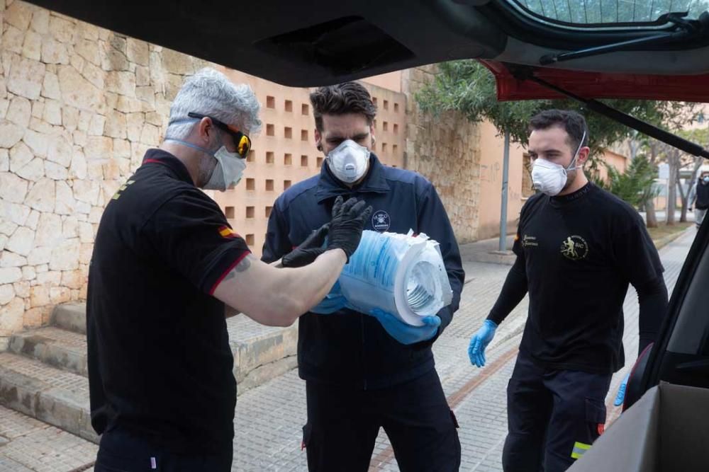 Los bomberos de Ibiza reparten material de protección en las residencias y centros de salud