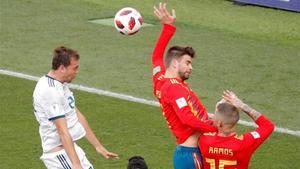 Momento en el que Gerard Piqué comete el penalti en el España-Rusia de los octavos de final del Mundial 2018